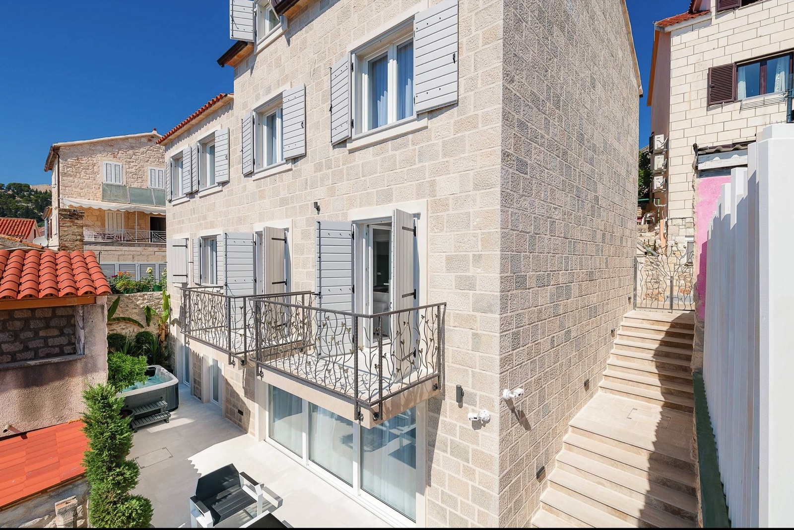 Villa Hvar — Steinfassade an der Uferpromenade